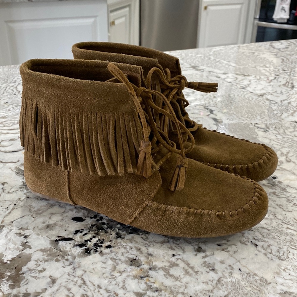 Like new! Minnetonka Moccasins! Leather, size 9.